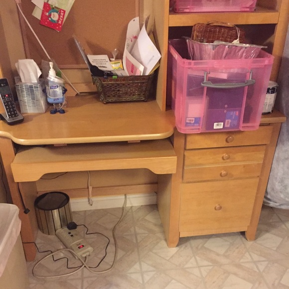 Computer desk - Picture 2 of 2